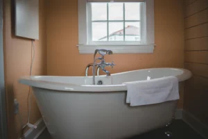 are acrylic bathtubs good - Small bathroom area with acrylic bath tub 